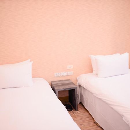 Kiwi Express Hotel - Chenggong Rd Тайчжун Экстерьер фото